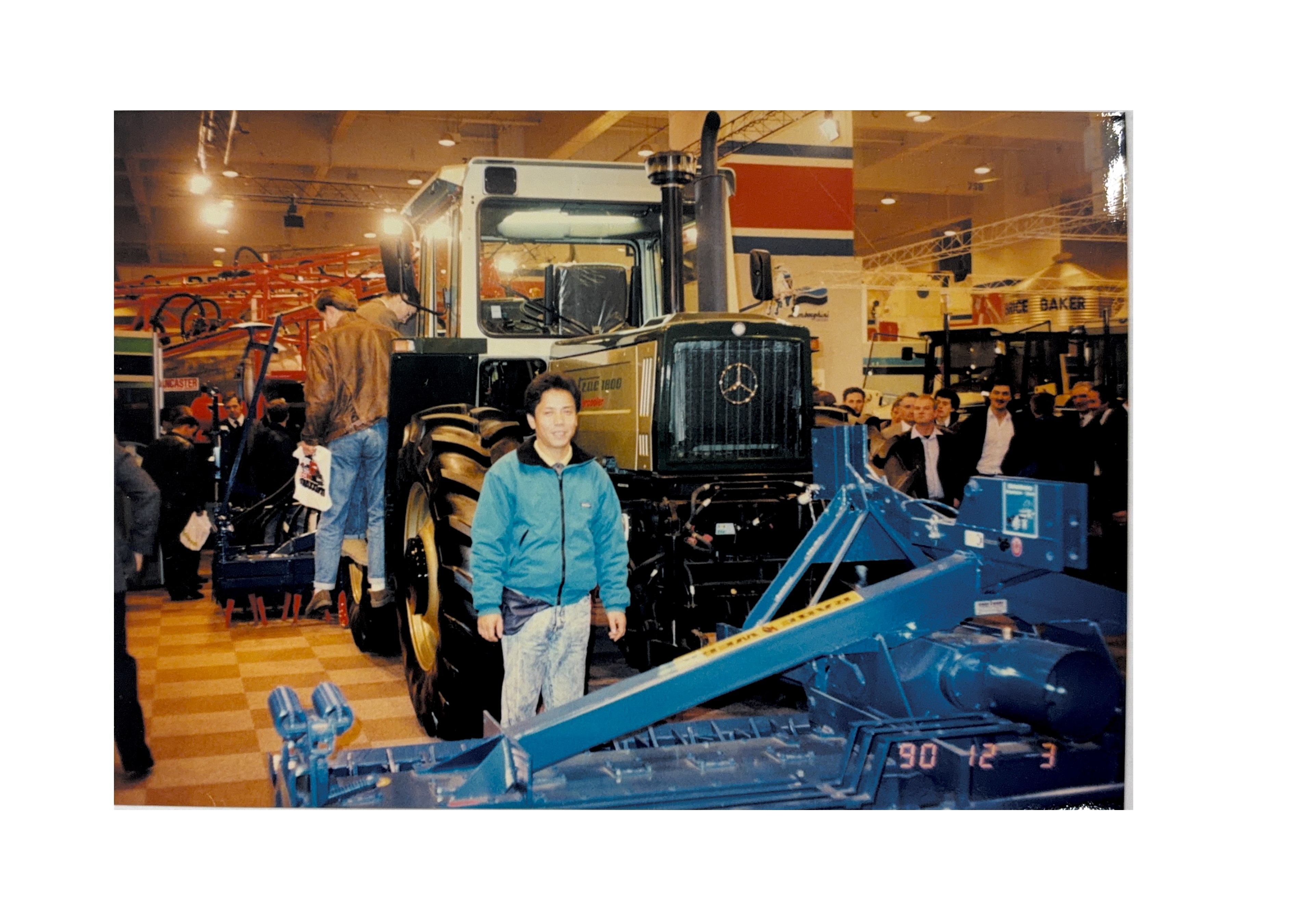 1990年 ヨーロッパの農業機械展示会。メルセデス・ベンツ MB-trac の前で