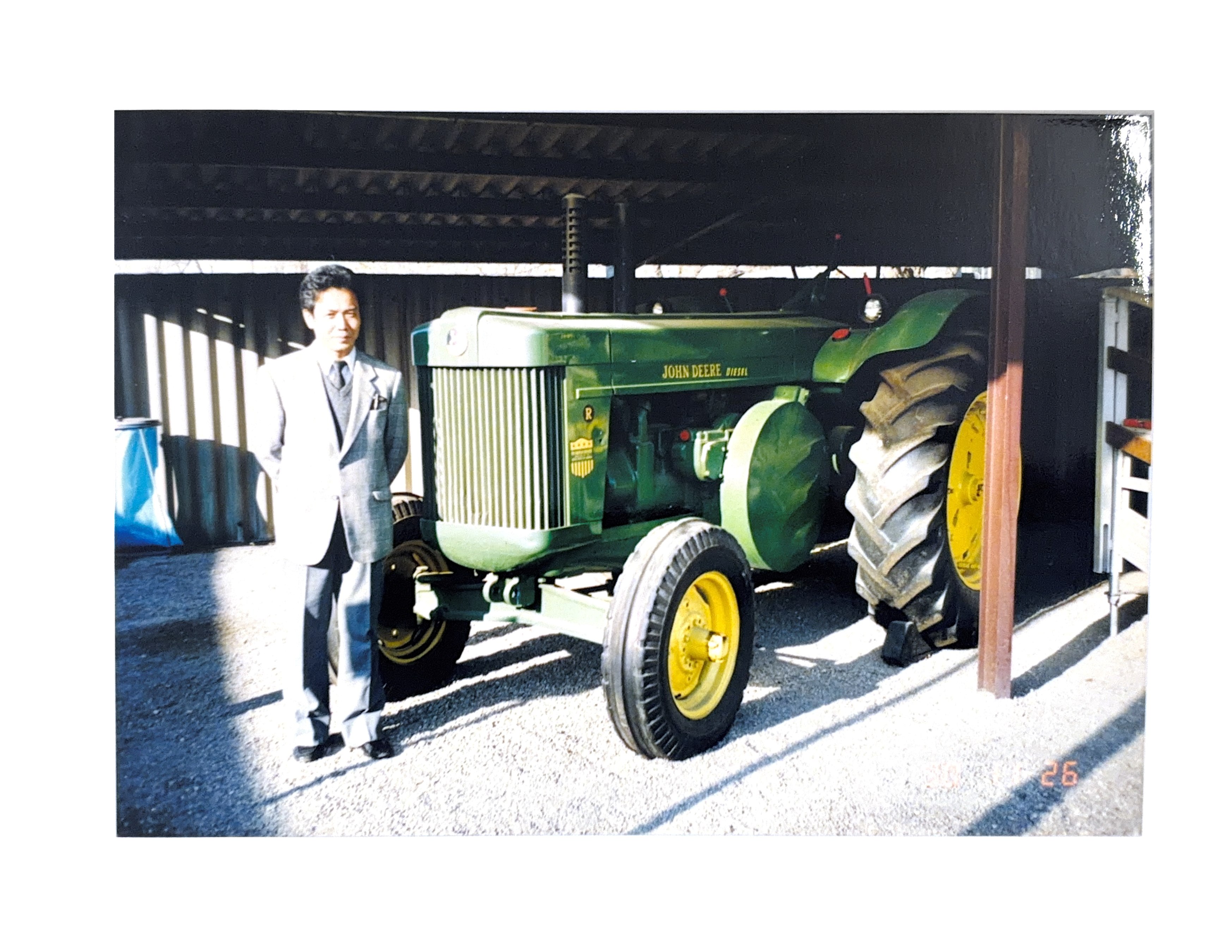 1990年 ヨーロッパ視察時の現会長とジョンディアのトラクター
