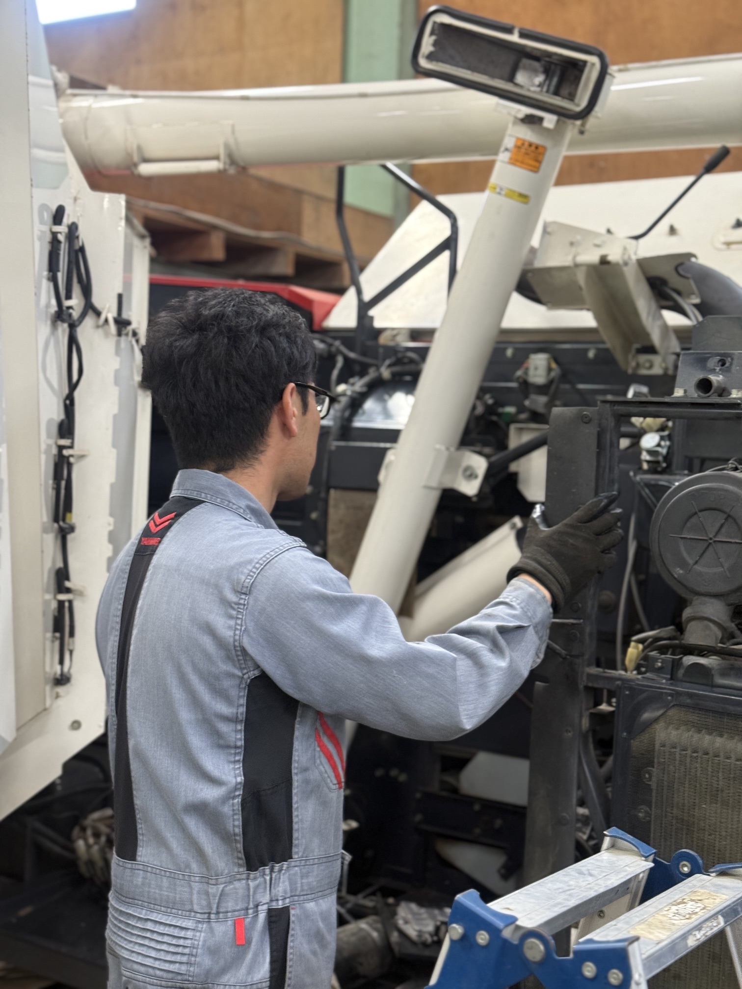 作業機を整備する整備スタッフ